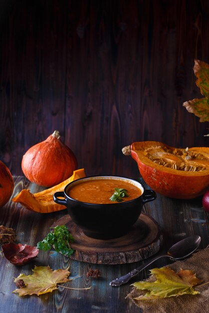 Purea di zuppa di zucca con verdure in un tavolo piatto.