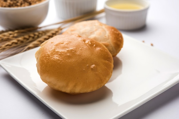 Puri fritto fatto in casa o Poori o pane indiano, messa a fuoco selettiva