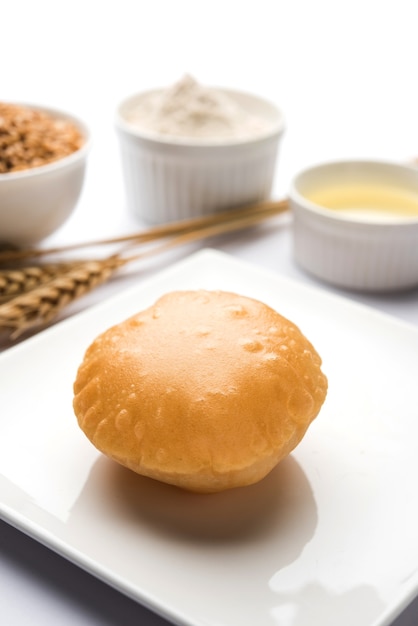 Puri fritto fatto in casa o Poori o pane indiano, messa a fuoco selettiva