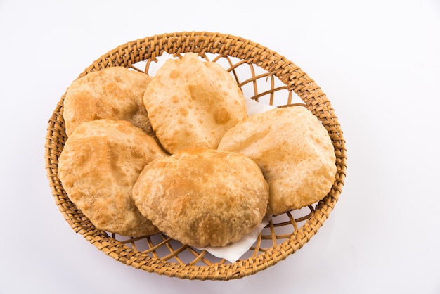 Puri o Poori fritto indiano, isolato su sfondo rosso