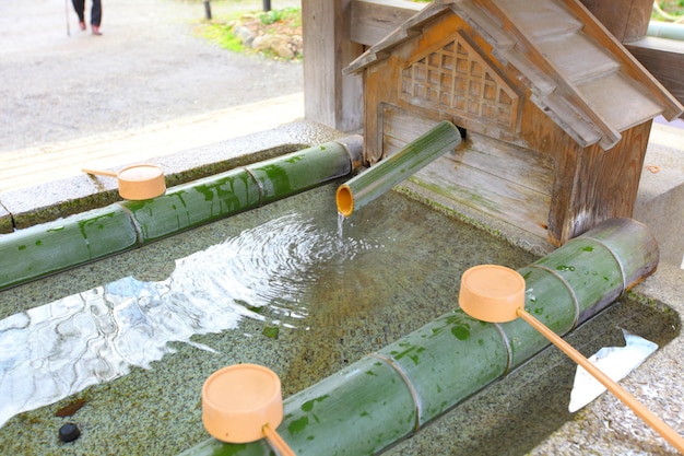 Purificazione dell'acqua nel tempio giapponese