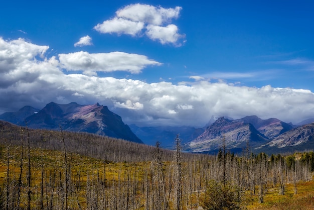 Purple Mountains vicino al Lower Two Medicine Lake