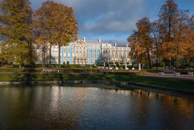 Pushkin San Pietroburgo Russia 10092022 Vista del Palazzo di Caterina con un riflesso nello stagno degli specchi del Parco di Caterina a Carskoe Selo in una soleggiata giornata autunnale