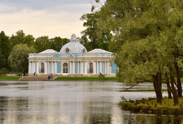 Pushkin San Pietroburgo Russia09032020 Grotto Pavilion Elegante edificio sulla banca