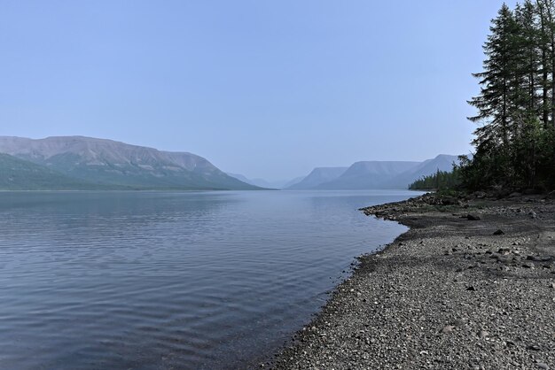 Putorana Plateau una foschia nebbiosa sul lago