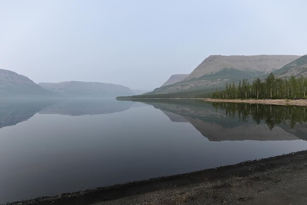 Putorana Plateau una foschia nebbiosa sul lago