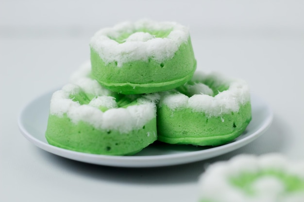 Putu Ayu torta tradizionale indonesiana La torta è verde con l'aroma del pandan e la copertura di cocco grattugiato