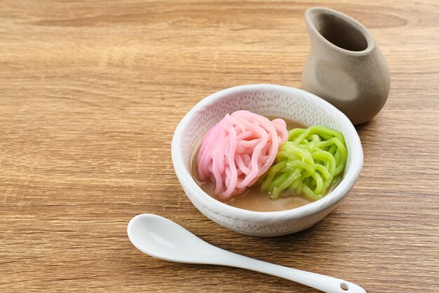 Putu Mayang è uno spuntino tradizionale indonesiano a base di farina di riso con latte di cocco e zucchero di palma