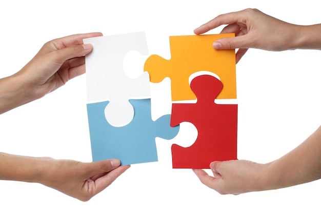 Puzzle a colori nelle mani isolati su sfondo bianco