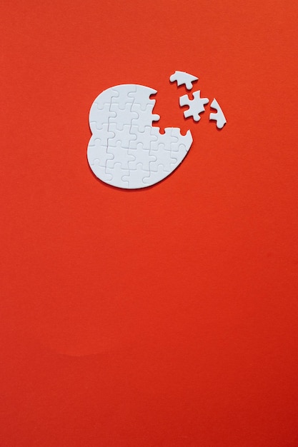 Puzzle a forma di cuore su sfondo colorato