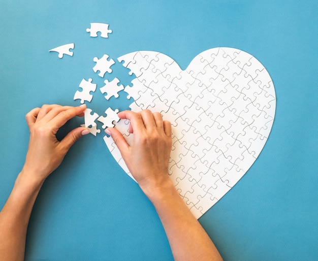 Puzzle bianco a forma di cuore dettagli bianchi del puzzle su blu