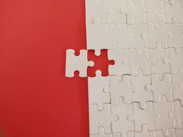 Puzzle bianco con sfondo rosso