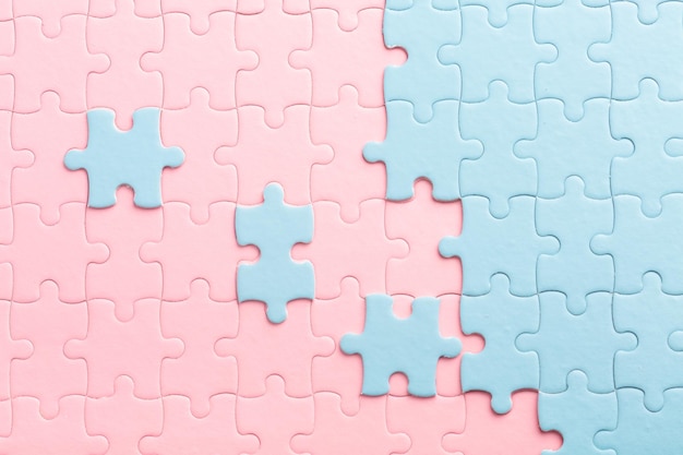 Puzzle blu e puzzle rosa con elementi separati