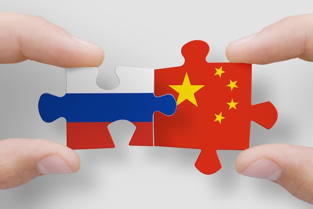 Puzzle composto da bandiere di Russia e Cina Relazioni tra Russia e Cina e collaborazione militare