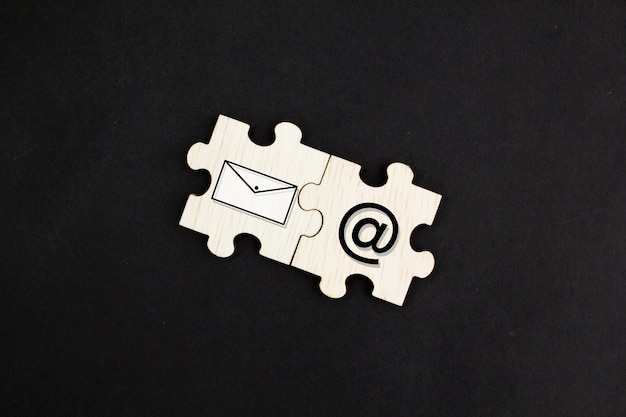 puzzle con l'icona e-mail e l'indirizzo e-mail concetto e-mail Contattaci pagina del sito Web posta telefono chat