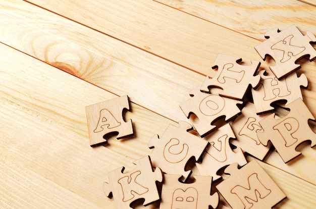 Puzzle con lettere su assi di legno