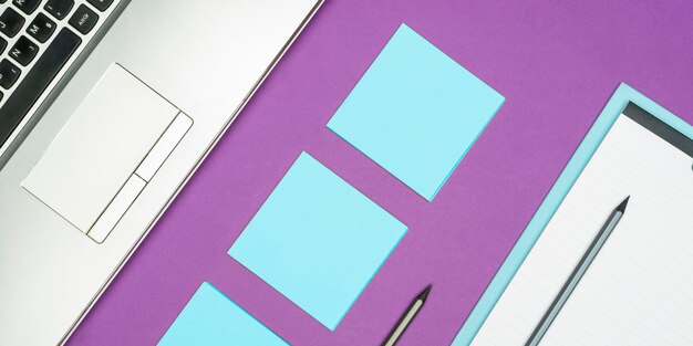 Puzzle di carta colorata sdraiato sul tavolo Testo importante scritto su carta Cancelleria per ufficio intorno Accessori per la scuola Penne Pensili Tastiera del computer