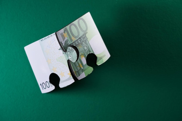 Puzzle di valuta euro su sfondo verde