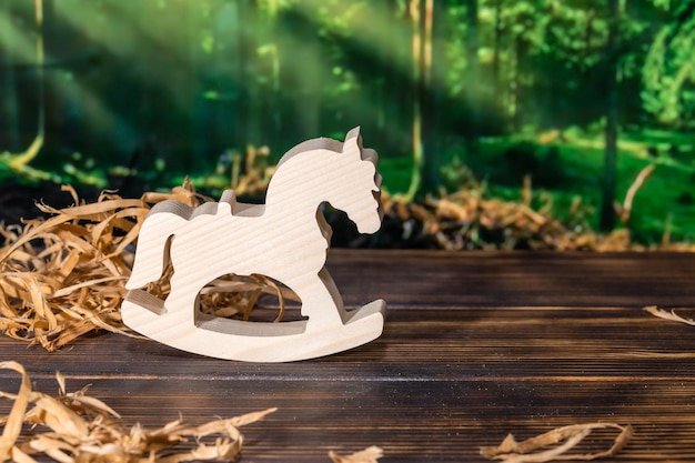 Puzzle in legno a forma di cavallo fatto a mano sullo sfondo della foresta