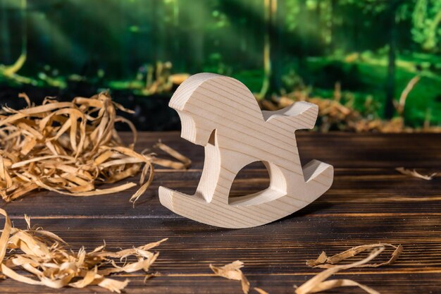 Puzzle in legno a forma di cavallo fatto a mano sullo sfondo della foresta