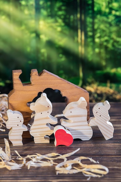 Puzzle in legno a forma di famiglia di gatti fatti a mano sullo sfondo della foresta