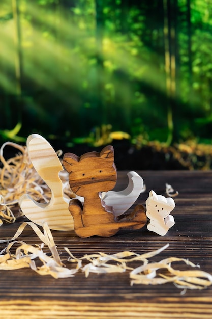 Puzzle in legno a forma di famiglia di gatti fatti a mano sullo sfondo della foresta