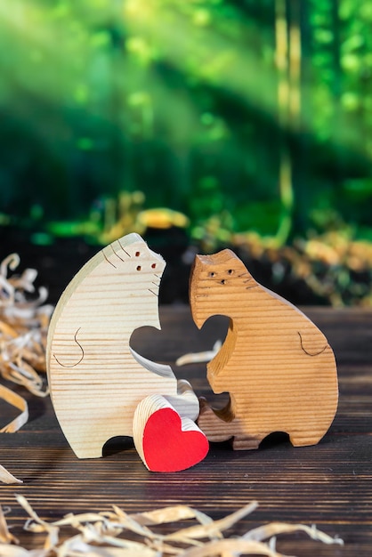 Puzzle in legno a forma di famiglia di gatti fatti a mano sullo sfondo della foresta