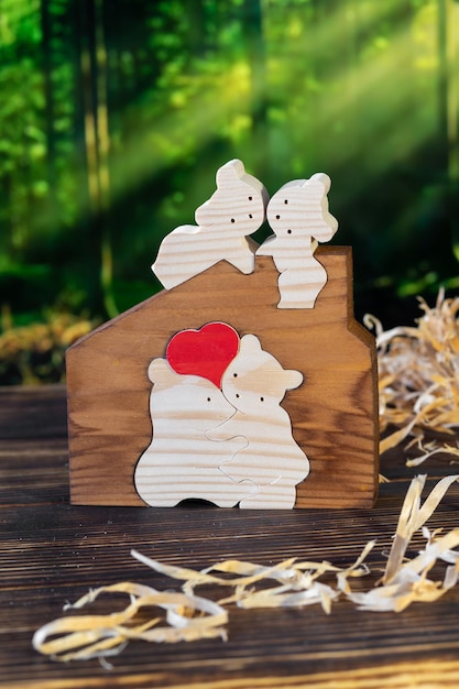 Puzzle in legno a forma di famiglia di orsi fatti a mano sullo sfondo della foresta