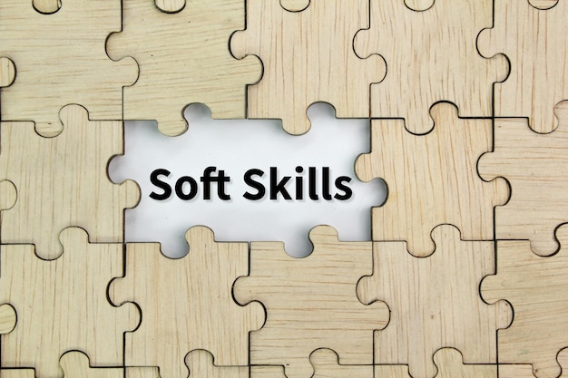 puzzle in legno con bianco al centro con la parola Soft skills