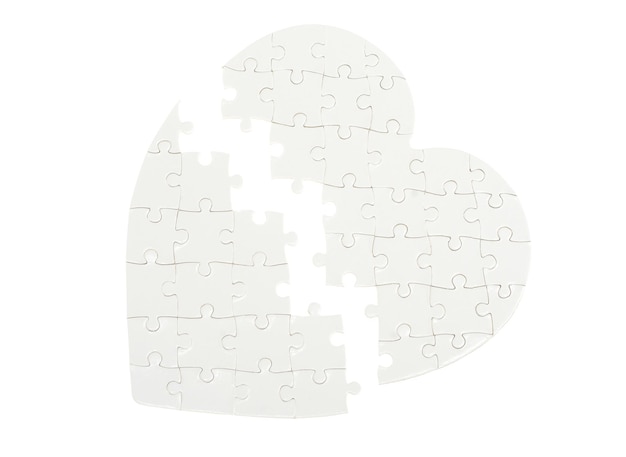 Puzzle incompleto a forma di cuore isolato su bianco