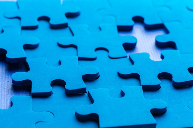 Puzzle incompleto con il pezzo mancante