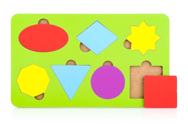 Puzzle multicolori in legno per bambini isolati su sfondo bianco Puzzle luminosi a forma geometrica Giochi educativi per bambini Montessori Sviluppo delle capacità motorie e della logica