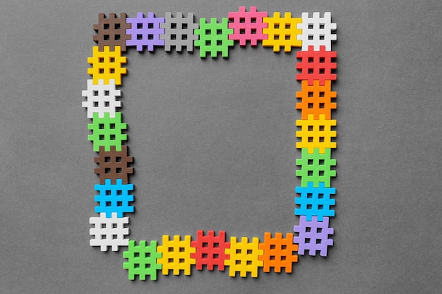 Puzzle multicolori su uno sfondo grigio