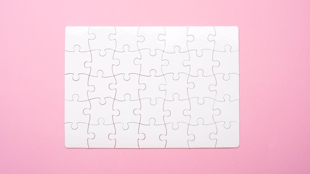 Puzzle rettangolare finito vuoto su sfondo rosa