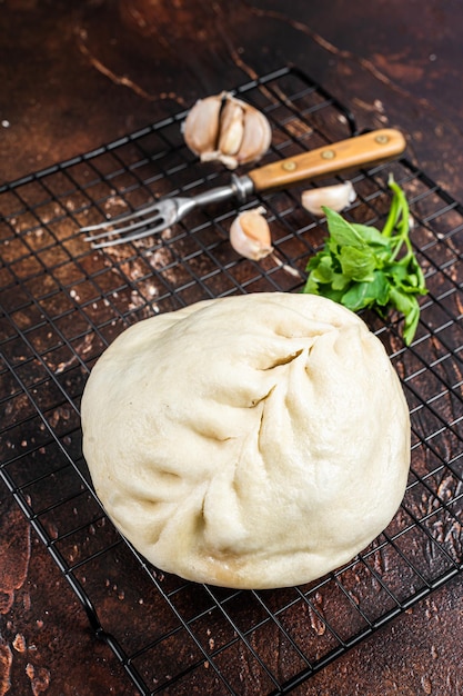 Pyanse Pyanse Tradizionale panino al vapore coreano con verdure e carne Sfondo scuro Vista dall'alto