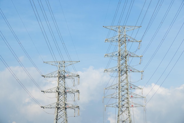 Pylon e linea elettrica ad alta tensione sopra il cielo blu