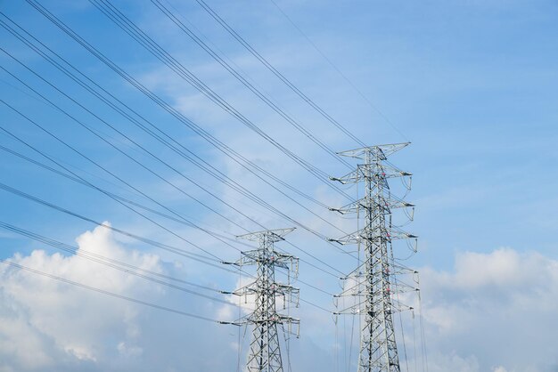 Pylon e linea elettrica ad alta tensione sopra il cielo blu