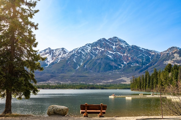 Pyramid Lake Resort canoa dock Jasper National Park paesaggio paesaggio naturale delle Montagne Rocciose canadesi