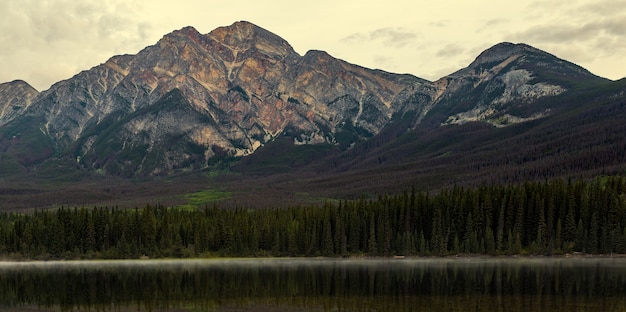 Pyramid Mountain da tutto il lago piramidale nel Parco Nazionale di Jasper