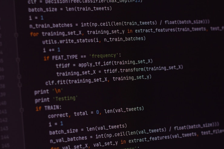 Foto python per sviluppatori, script java, html, codice sorgente css sullo schermo del monitor. script di scrittura dello sviluppatore di software. codifica del programma. sfondo del codice di modifica del programmatore. colpo ravvicinato del fondo di tecnologia.