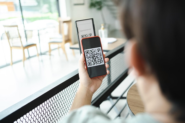 Qr code payment E wallet Man scanner tag accettato genera pagamento digitale senza moneyscanning codice QR shopping online concetto di tecnologia di pagamento e verifica senza contanti