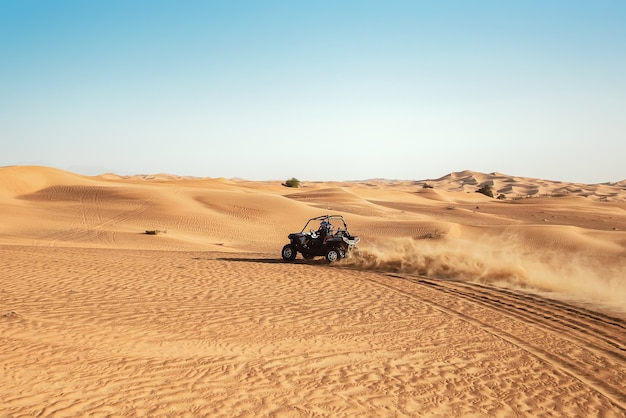 Quad buggy bike drift alle dune di sabbia del deserto di Dubai Al Awir durante il tour safari