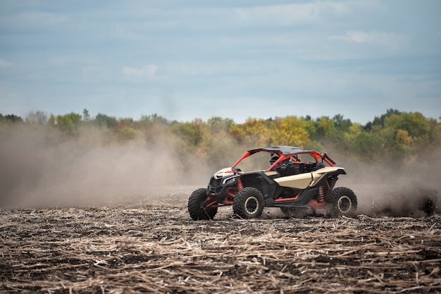 Quad in un campo arato