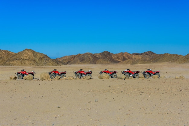 Quad nel deserto arabo non lontano dalla città di Hurghada in Egitto