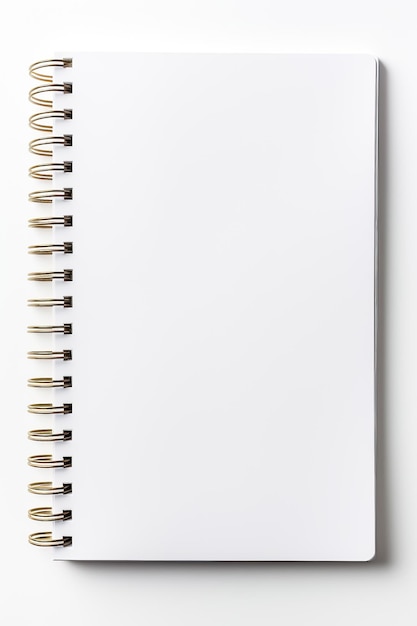 Quaderno aperto vuoto con raccoglitore ad anelli isolato su bianco, ideale per scene artistiche o artigianali di business school