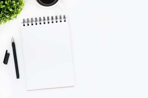 Quaderno bianco con penna su sfondo bianco