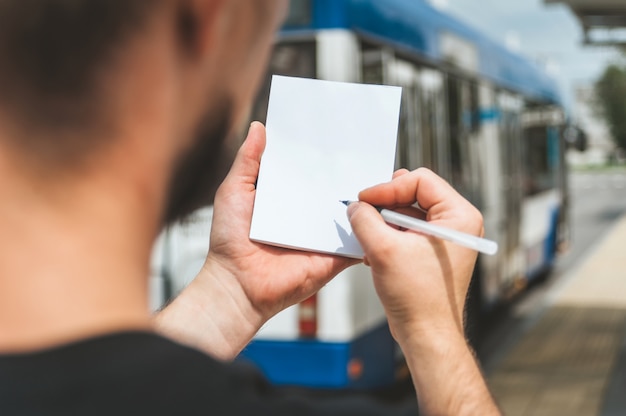 quaderno nella mano di un uomo