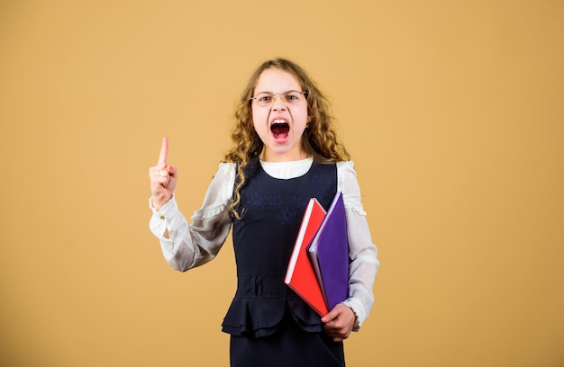 Quaderno per appunti del diario lezione di studio compiti a casa conoscenza e istruzione Ritorno a scuola bambina con cartella di carta che grida bambina vuole fare l'insegnante Domanda sempre Chiedi sempre