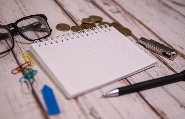 Quaderno scolastico con bicchieri e caffè sul tavolo