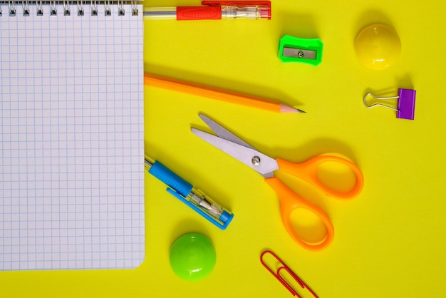 Quaderno scolastico e vari articoli di cancelleria Torna al concetto di scuola Matite penne